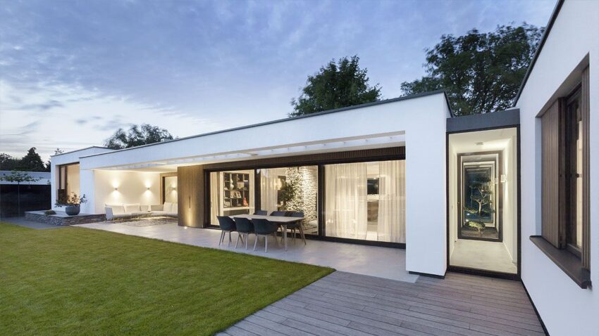 Witte bungalow met grote ramen en schuifpui